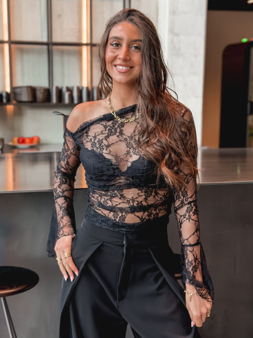 Blouse noire asymétrique en dentelle