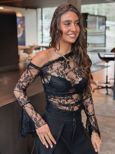 Blouse noire asymétrique en dentelle