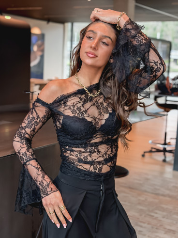 Blouse noire asymétrique en dentelle