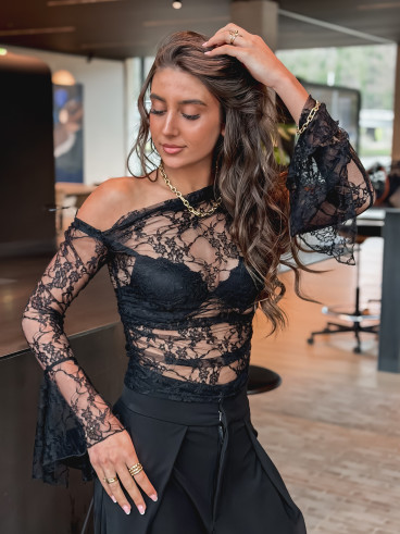 Blouse noire asymétrique en dentelle