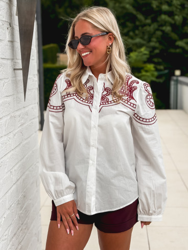 Chemise brodée Solène - Blanc/Bordeaux Chemise brodée Solène - Blanc/Bordeaux